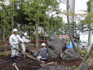 景石の据え付け 景石の据え付け