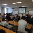 知識を得るためには座学も必要です。社員一同が介し、新たな知識を身につけます。 知識を得るためには座学も必要です。社員一同が介し、新たな知識を身につけます。